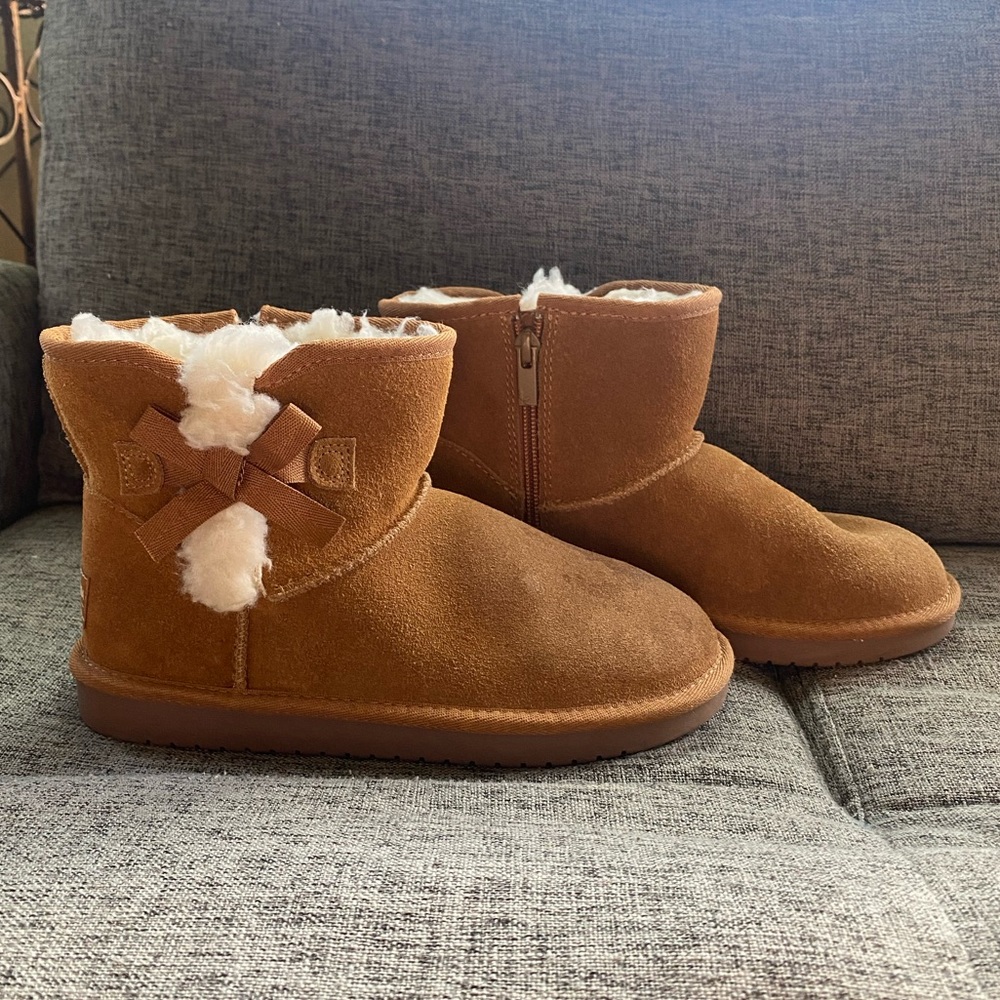 Koolaburra by Ugg girls size 2